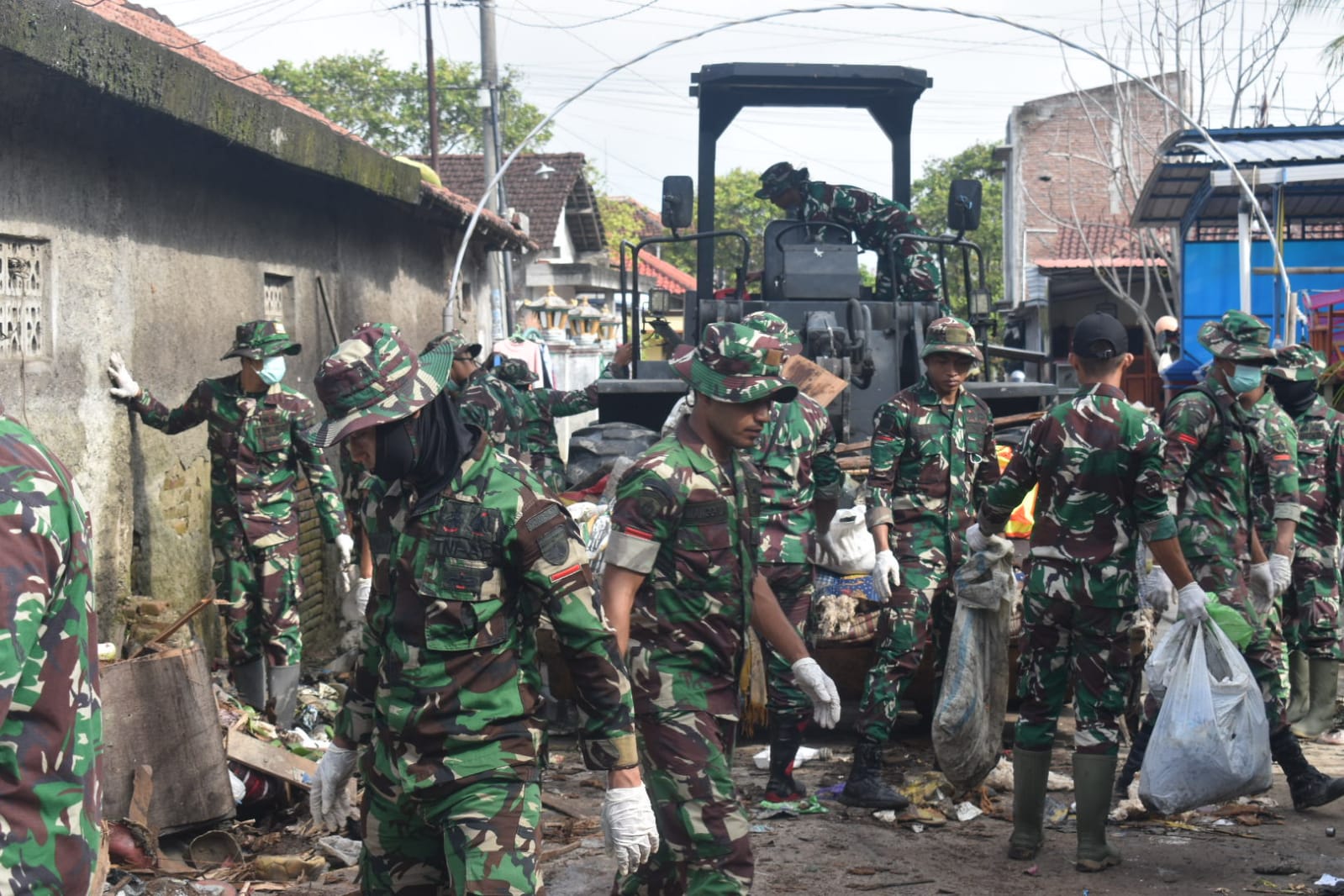Personel TNI Diterjunkan Atasi Tumpukan Sampah Pasca Banjir di Karanganyar Demak